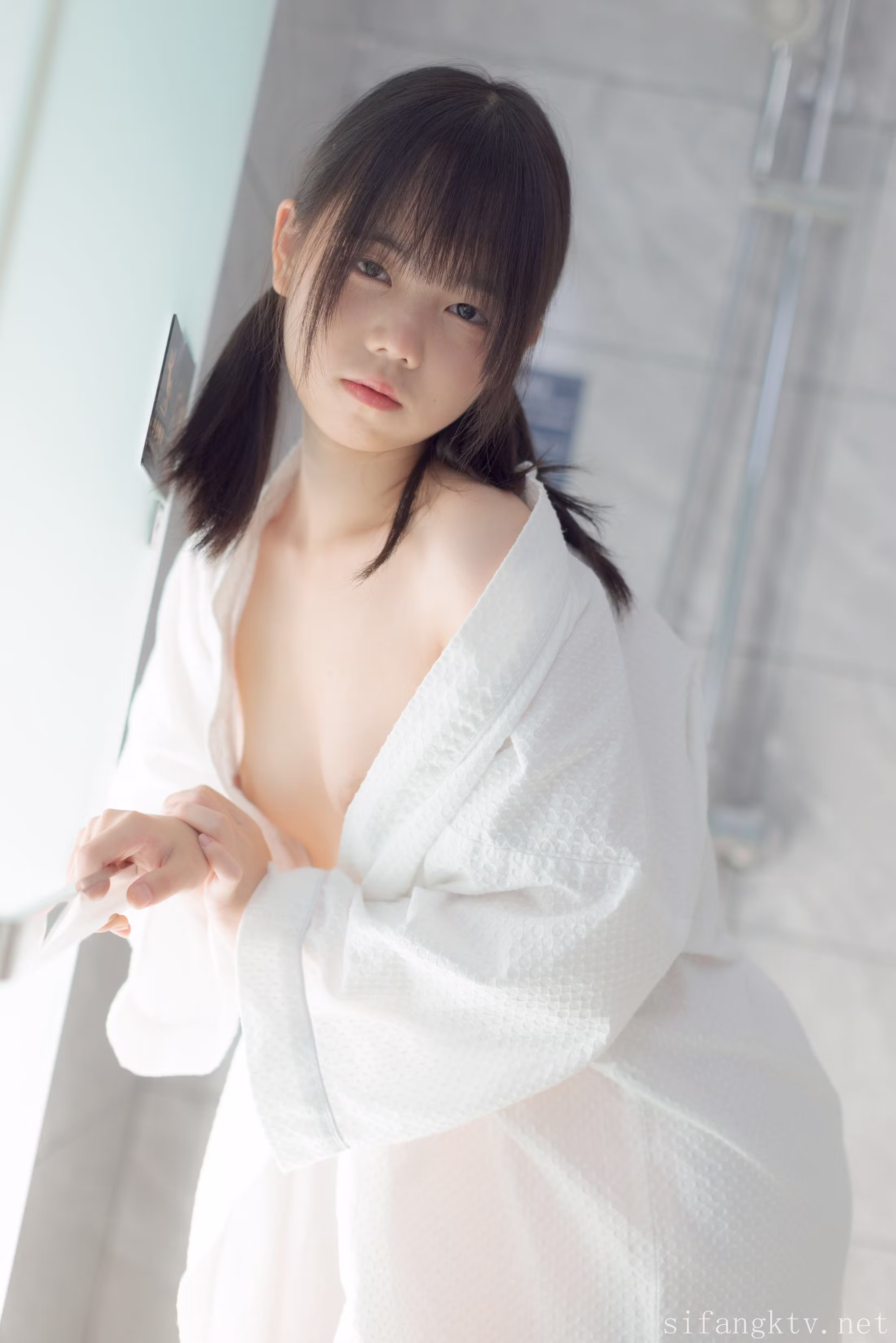 脚踩复古黑色带扣小皮鞋的下半身丝袜曲线